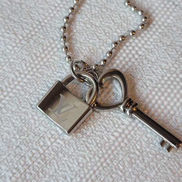 Louis Vuitton Jewelry - Louis Vuitton Silver Padlock and Key Chain 22"